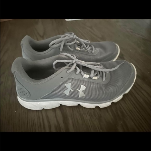 Women’s Under Armour shoes - Picture 2 of 2